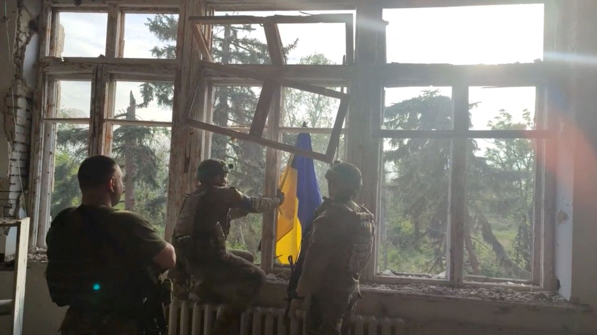 „Odmítli kapitulaci, tak začal úklid.“ Ukrajinci hlásí první dobyté obce při protiofenzivě